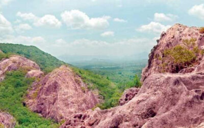 Montaña de cuarzo rosa Jathika Namal Uyana